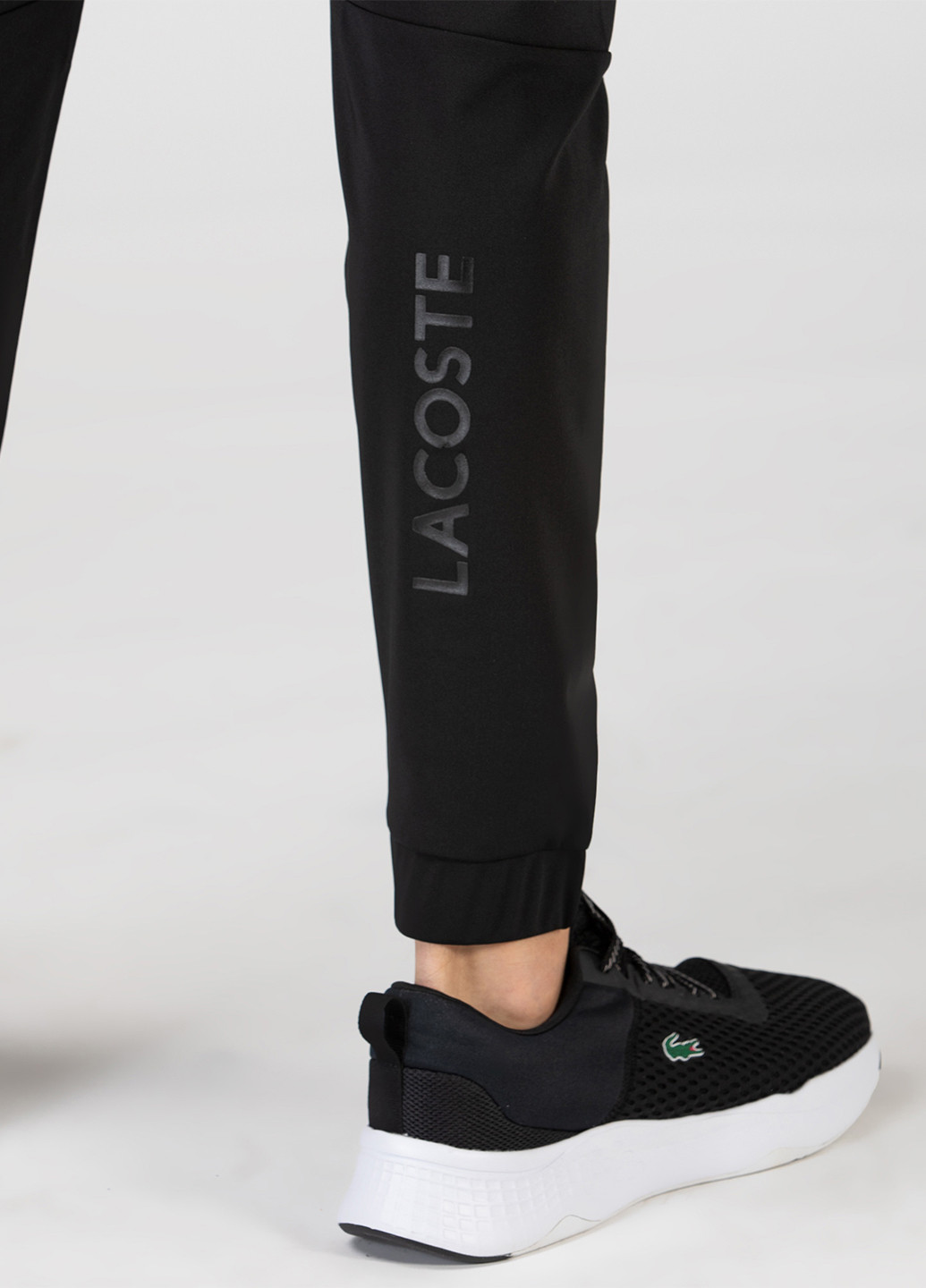 Черные спортивные демисезонные зауженные брюки Lacoste