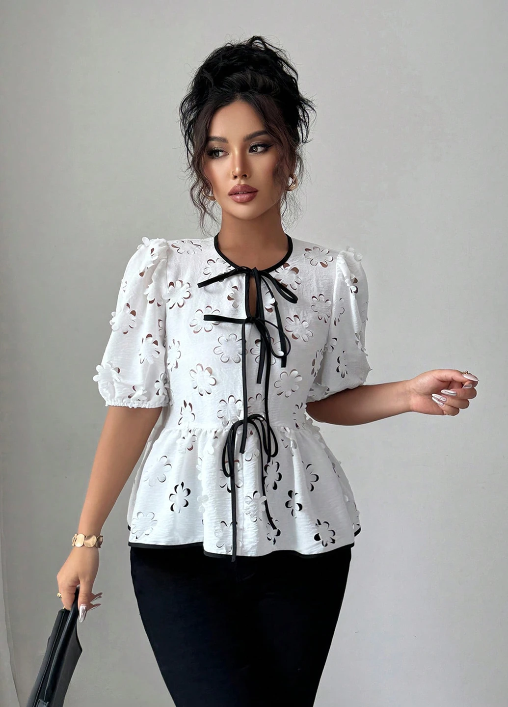 Біла блуза з баскою SHEIN