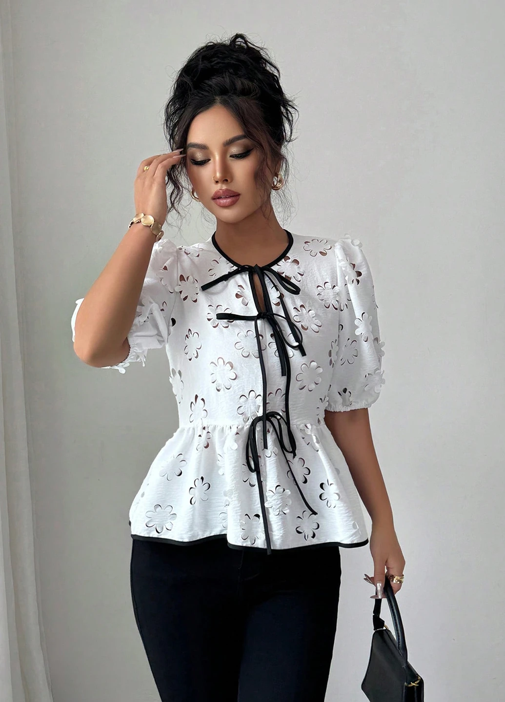 Біла блуза з баскою SHEIN