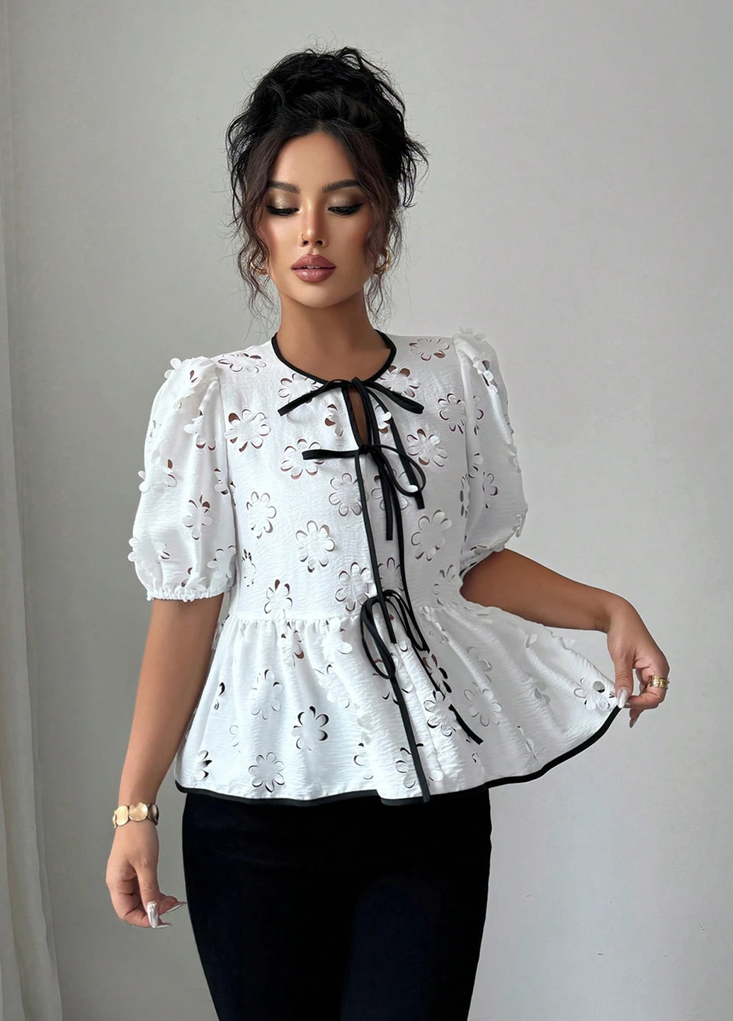 Біла блуза з баскою SHEIN