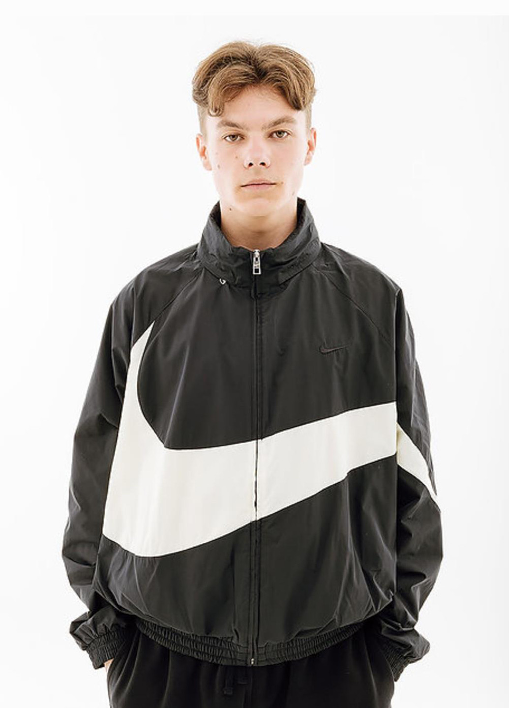 Черно-белая демисезонная куртка fb7877-010 Nike SWOOSH