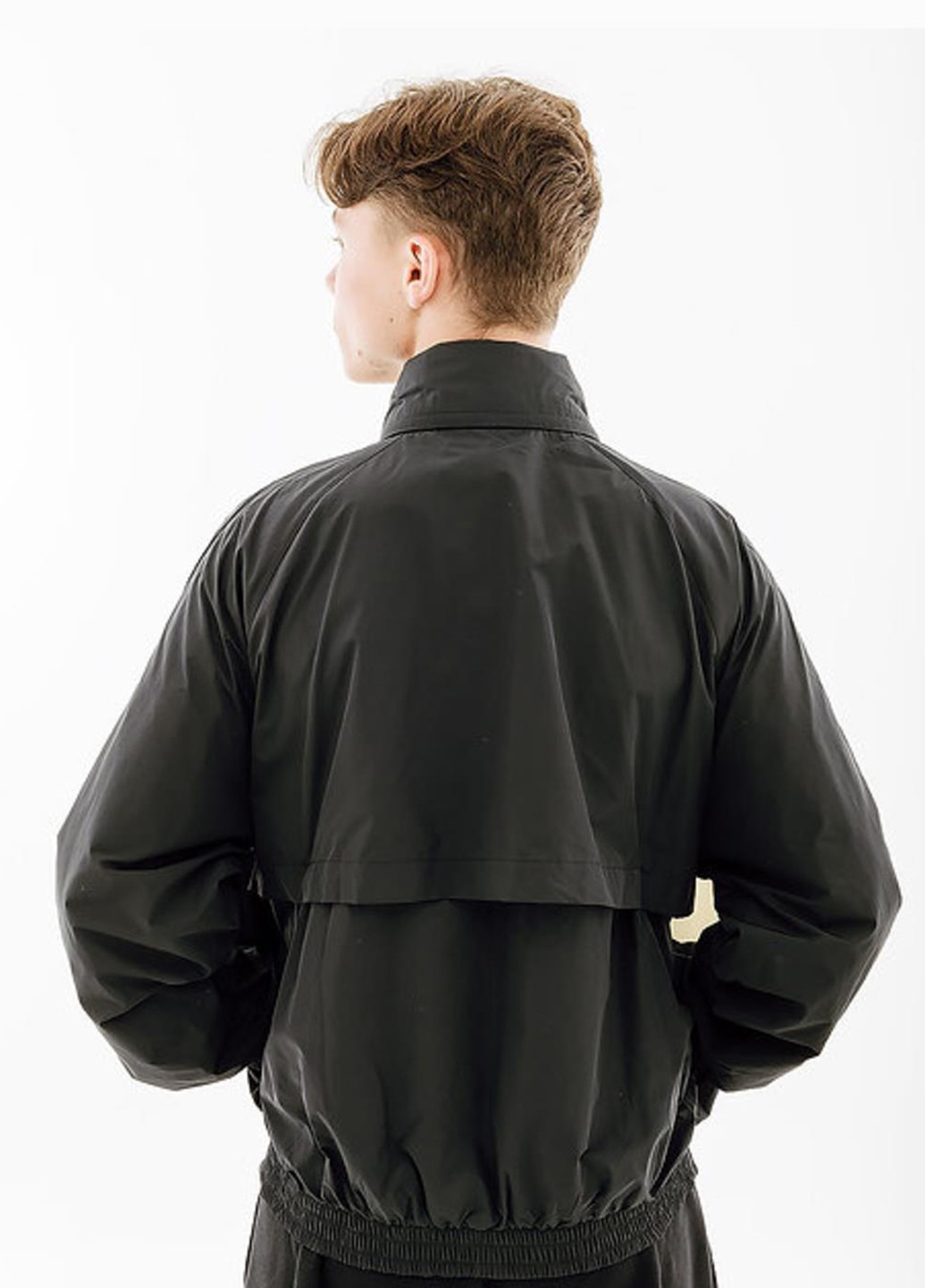 Черно-белая демисезонная куртка fb7877-010 Nike SWOOSH