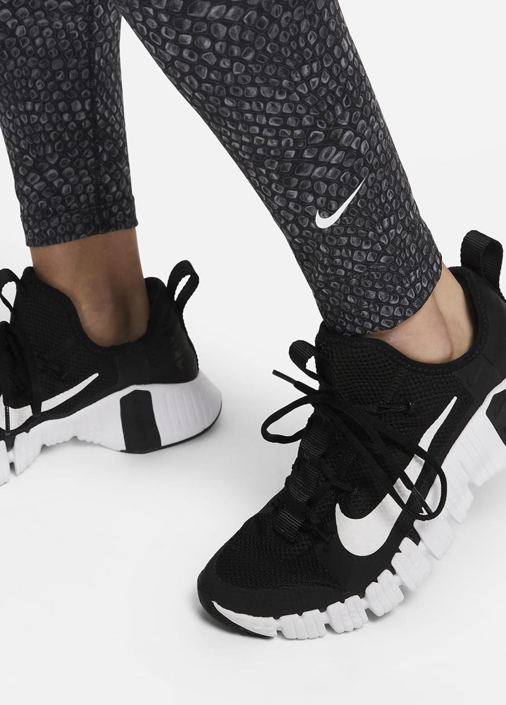 Черно-белые демисезонные леггинсы dx0162-010 Nike