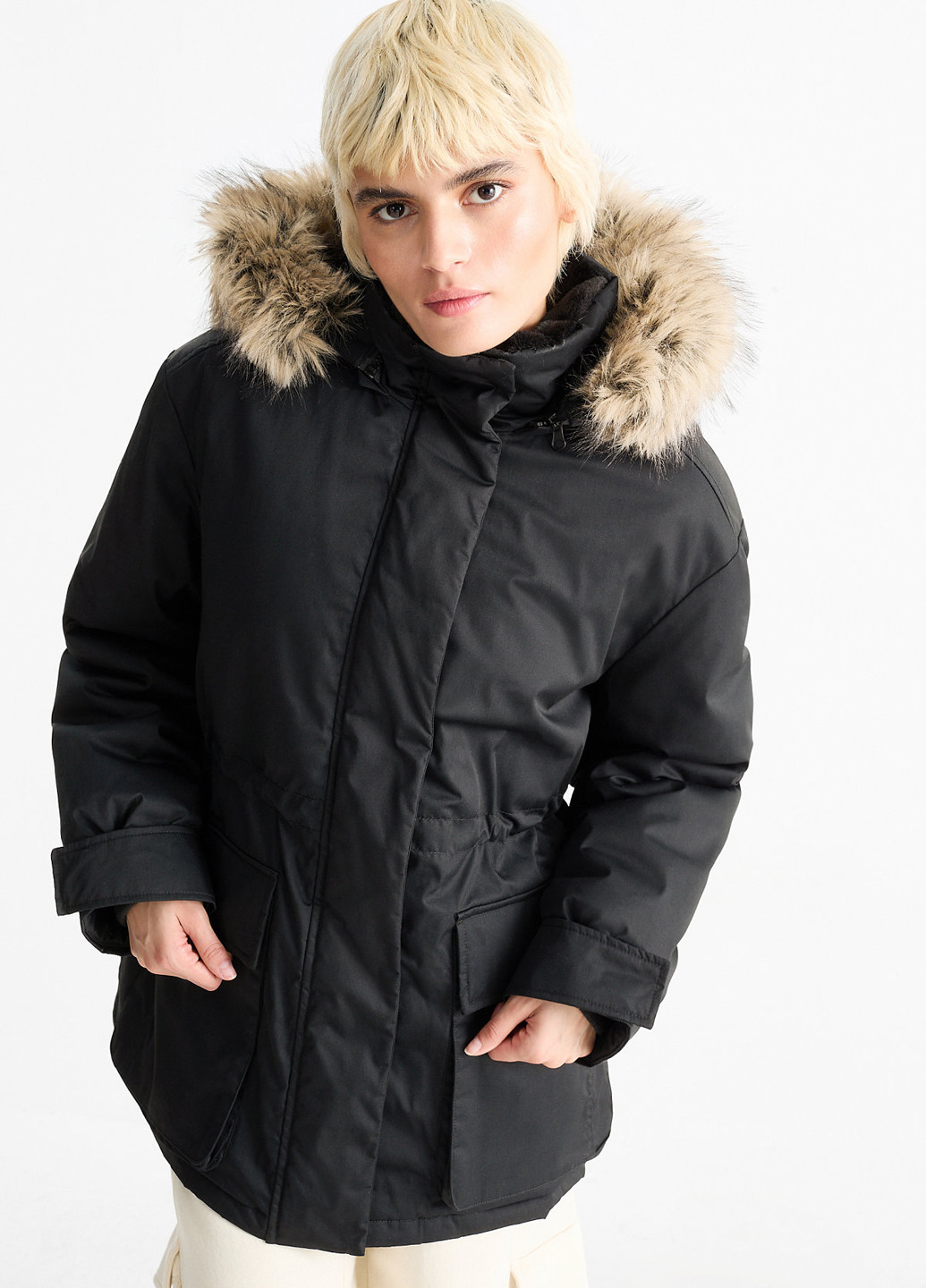 Черная зимняя куртка C&A