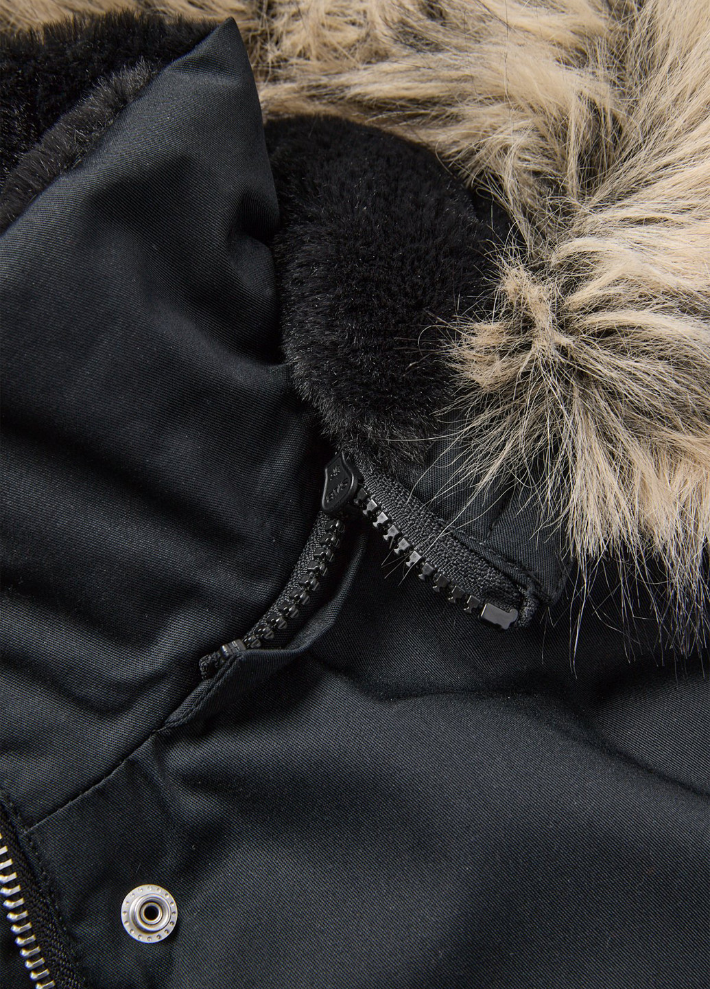 Черная зимняя куртка C&A