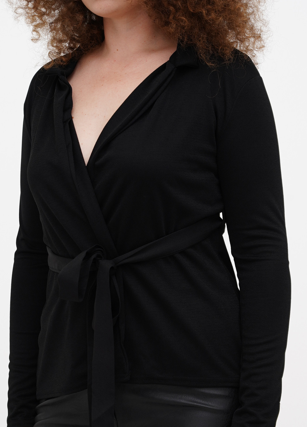 Чёрная блуза на запах PrettyLittleThing