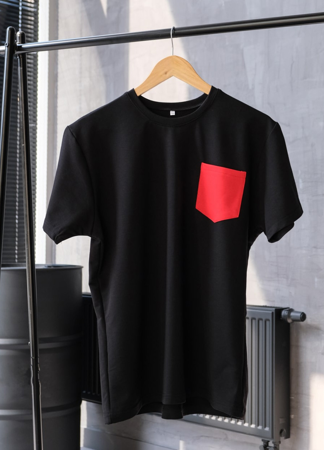 Черная футболка с карманом ShopnGo
