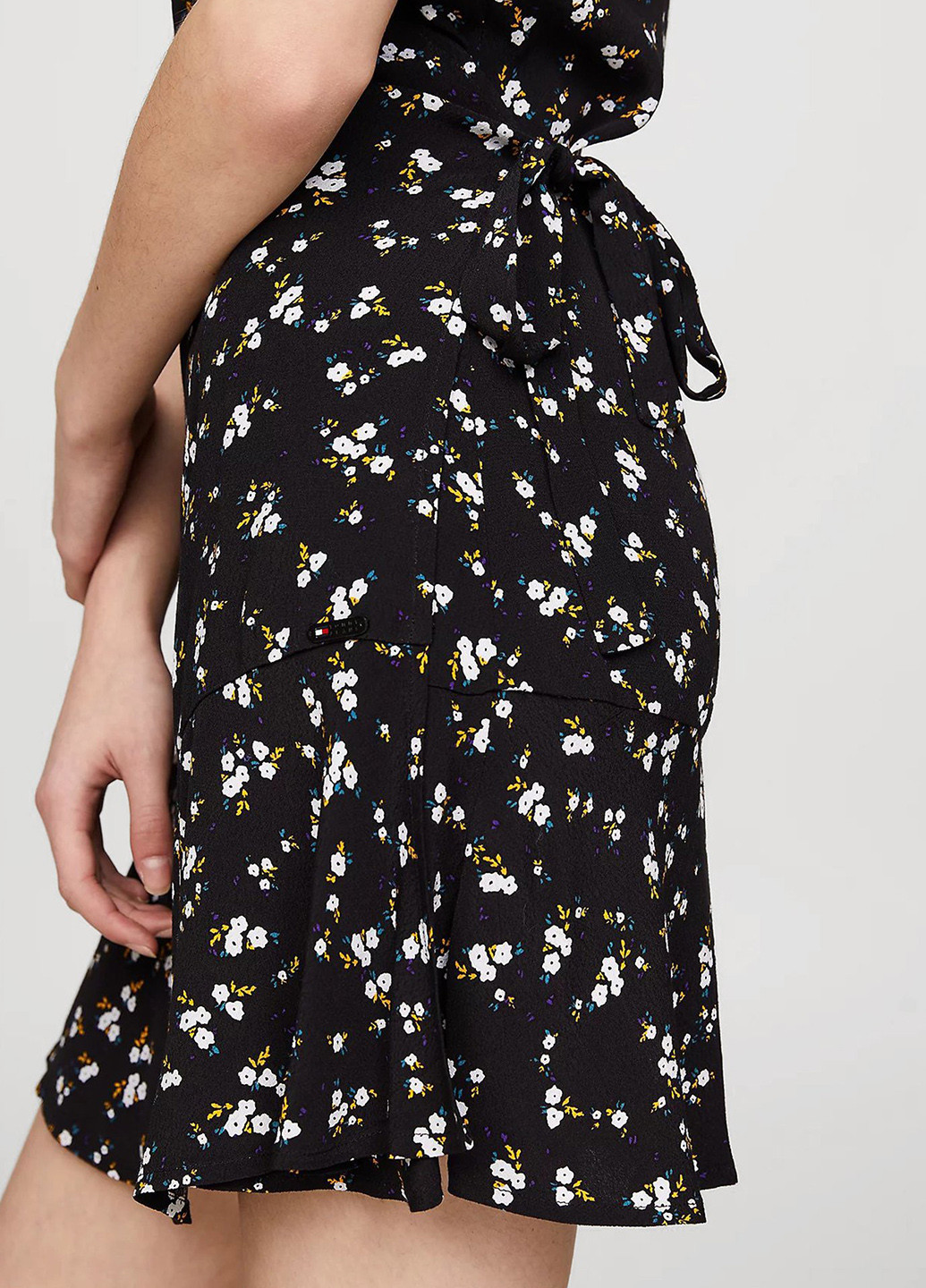 Чорна кежуал сукня на запах Tommy Jeans з квітковим принтом