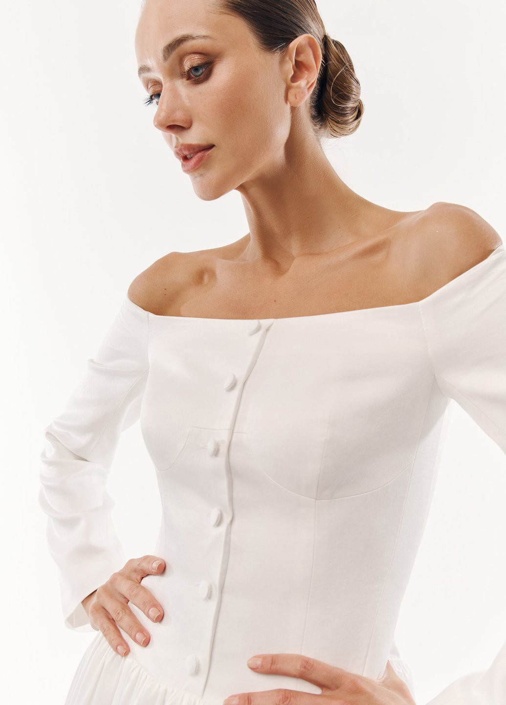 Молочное праздничный платье с открытыми плечами Gepur однотонное