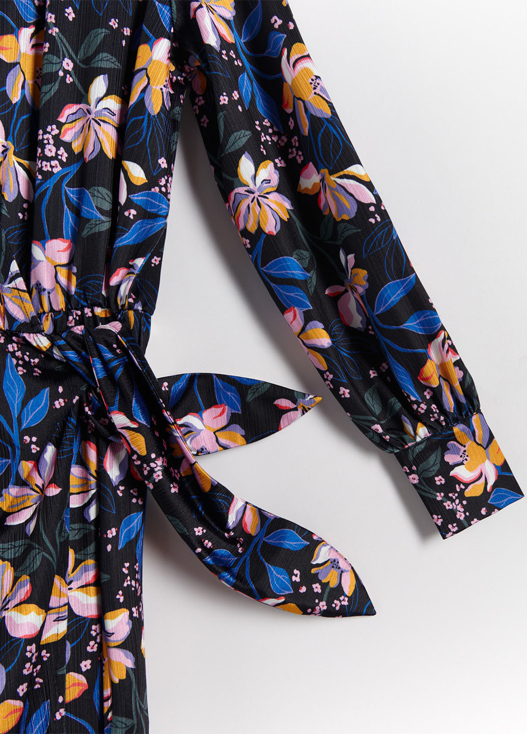 Черное кэжуал платье на запах Reserved с цветочным принтом