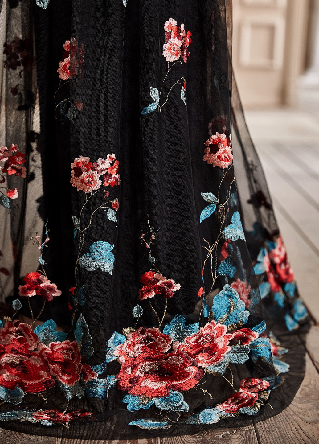 Черное вечернее платье бандо SHEIN с цветочным принтом