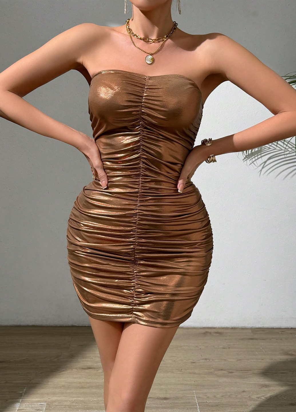 Золотистий коктейльна сукня силуетна, з відкритою спиною, з відкритими плечима SHEIN однотонна