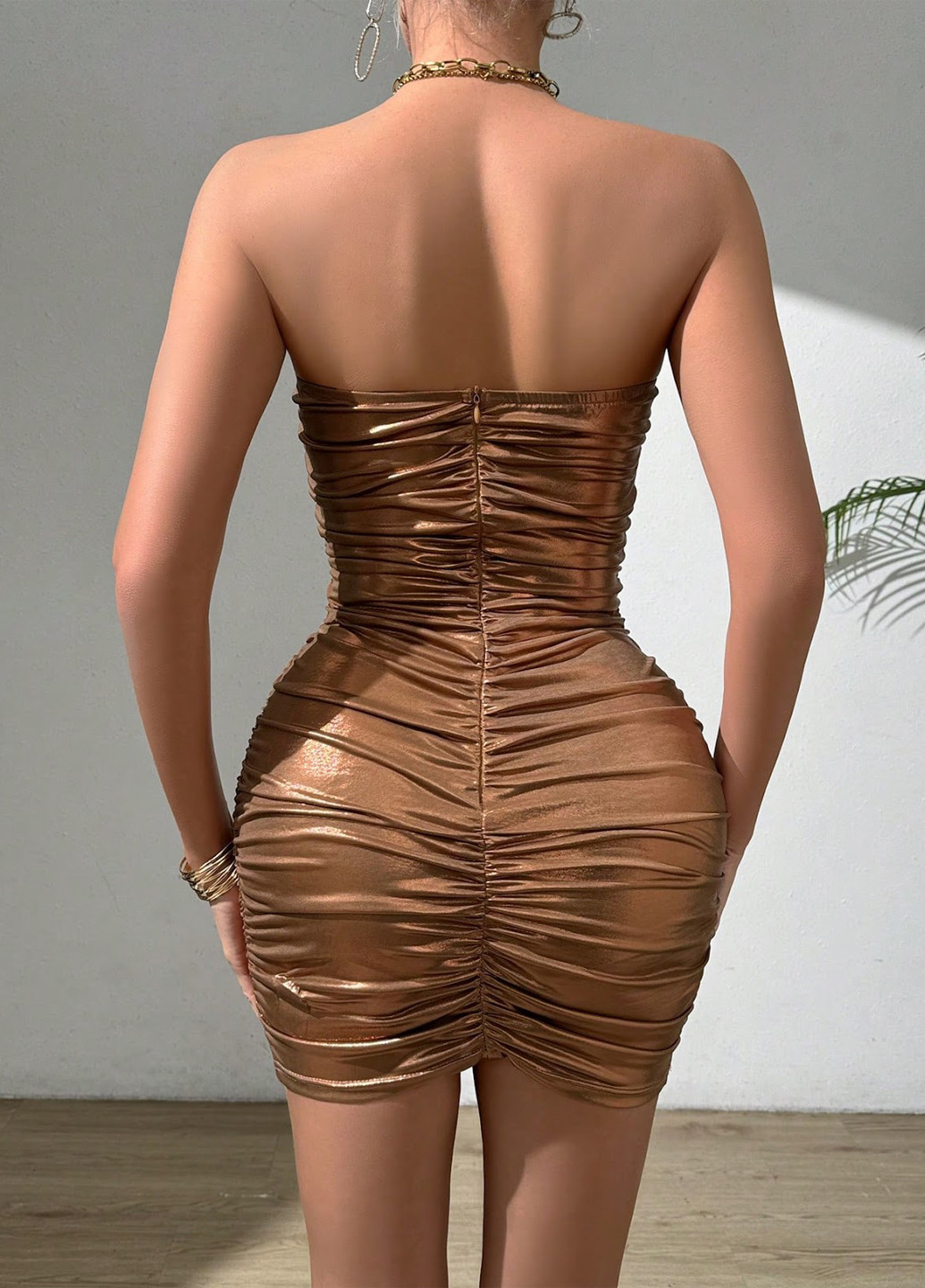 Золотистий коктейльна сукня силуетна, з відкритою спиною, з відкритими плечима SHEIN однотонна