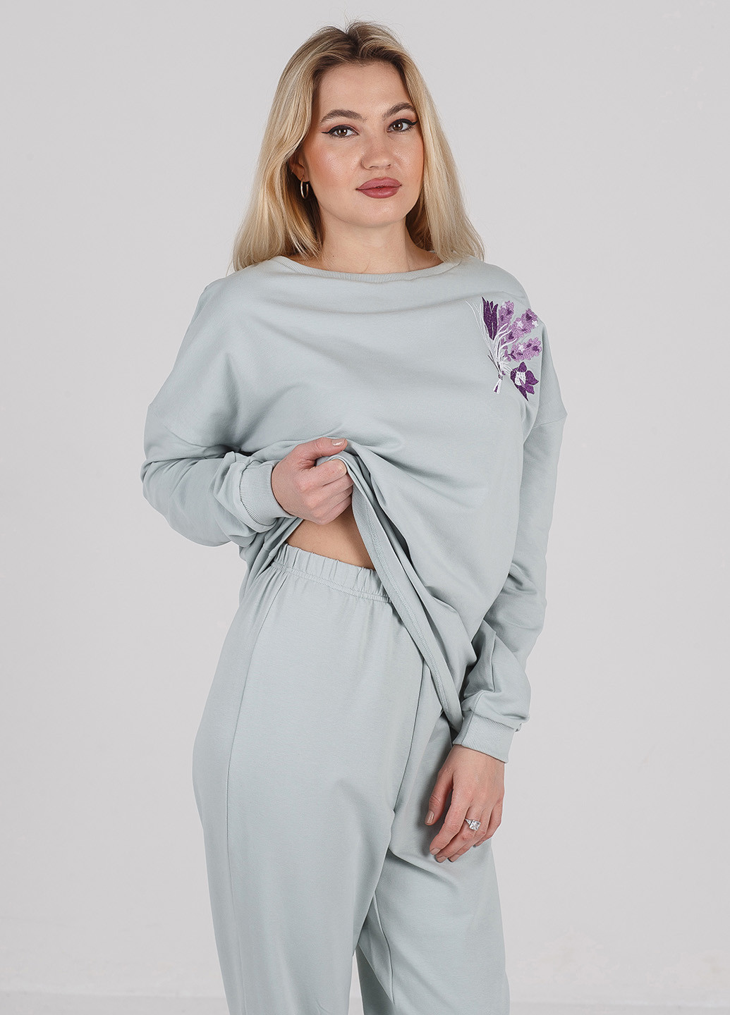 Мятная всесезон пижама трикотажная с вышивкой мятная свитшот + брюки SONTSVIT