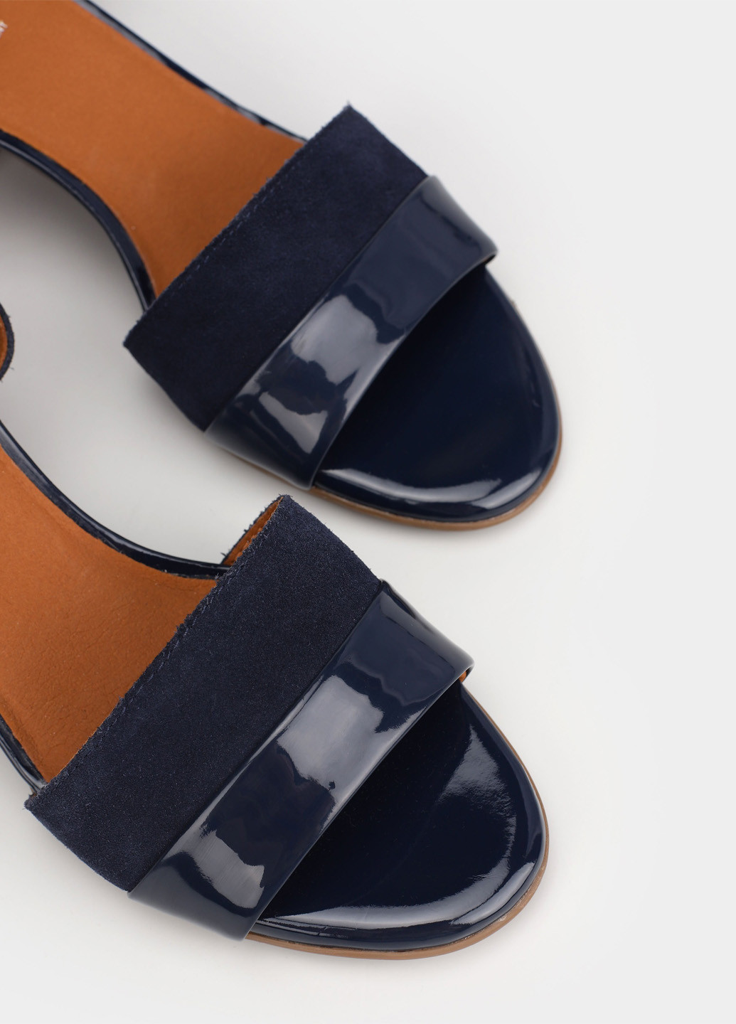 Темно-синие босоножки Geox с ремешком лаковые