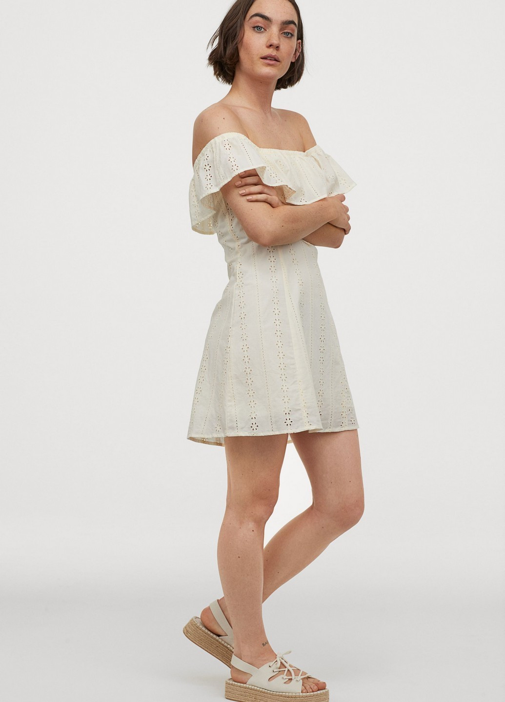 Бежевое кэжуал платье с открытыми плечами H&M однотонное