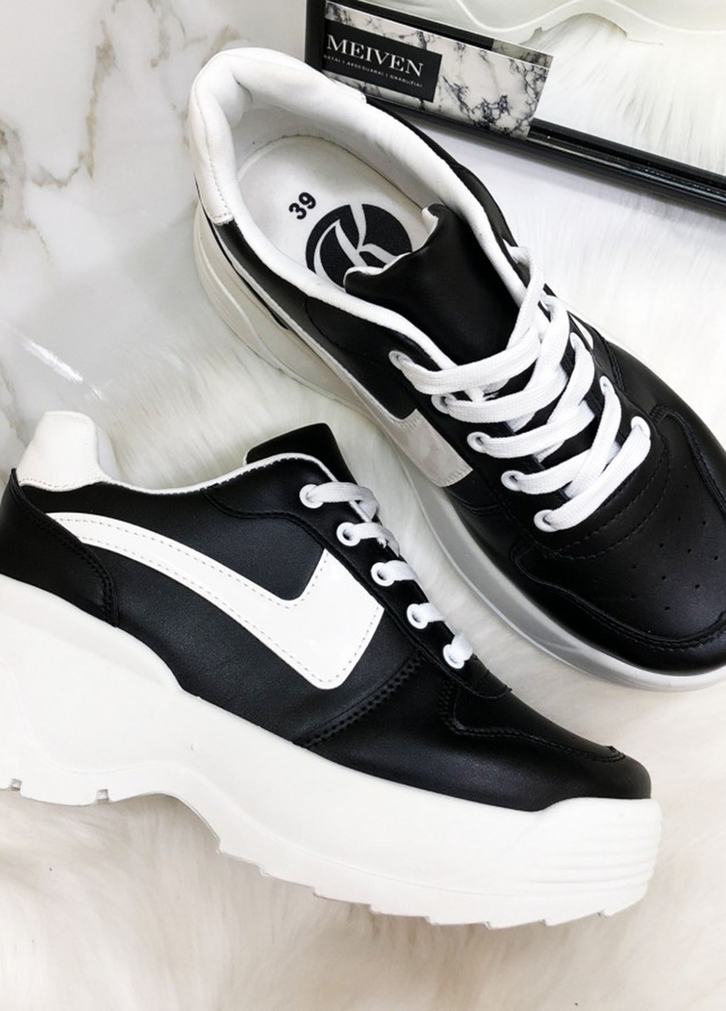 Чорно-білі осінні кросівки Demax