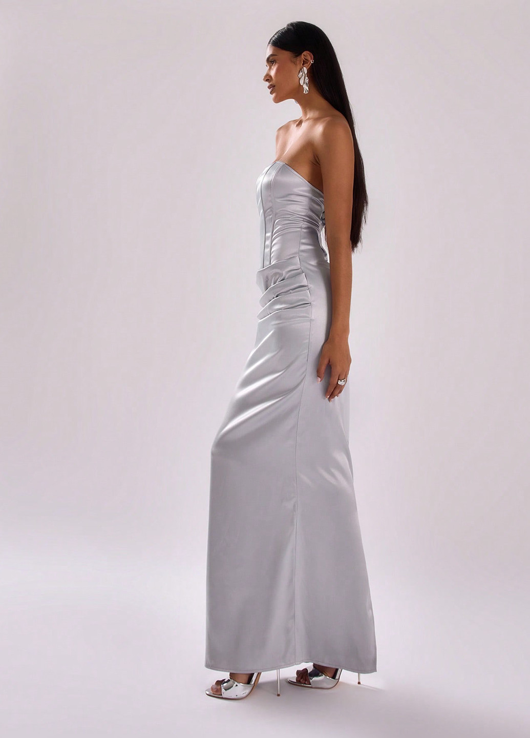 Светло-серое вечернее платье с открытыми плечами, годе SHEIN однотонное