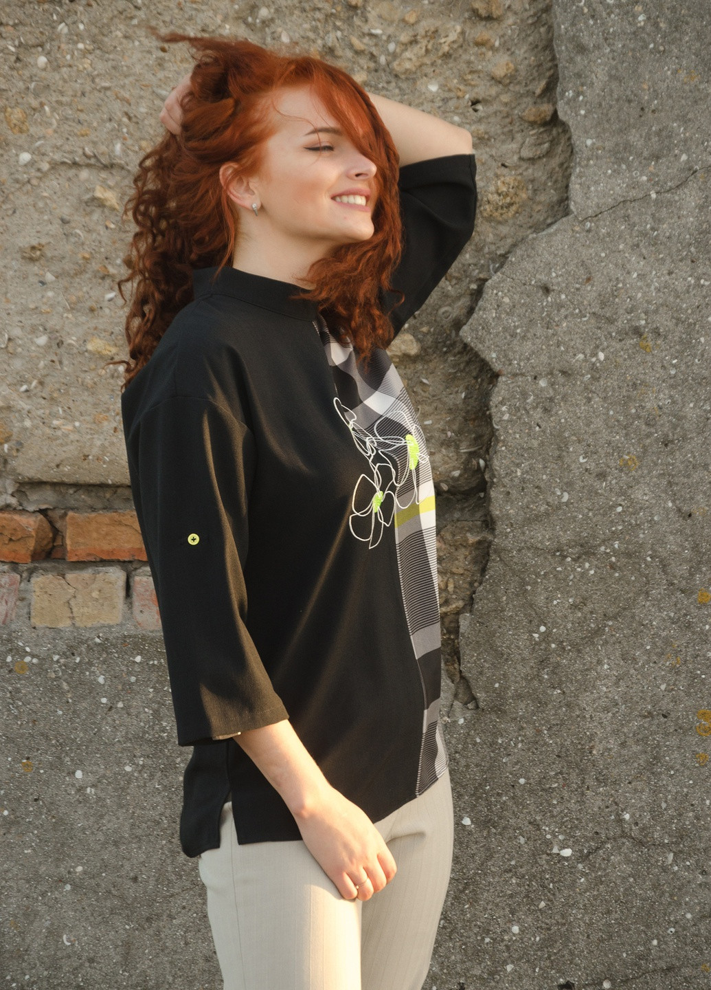 Чорна демісезонна оригінальна контрасна блуза з вишивкою 230214-2 INNOE Блуза