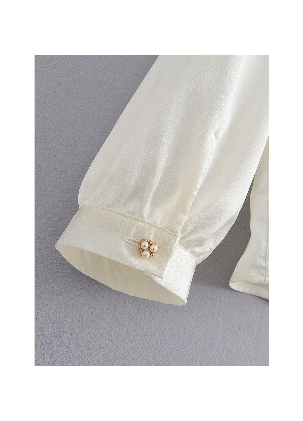 Молочная демисезонная блуза женская с бантом на шее luxe Berni Fashion 58630