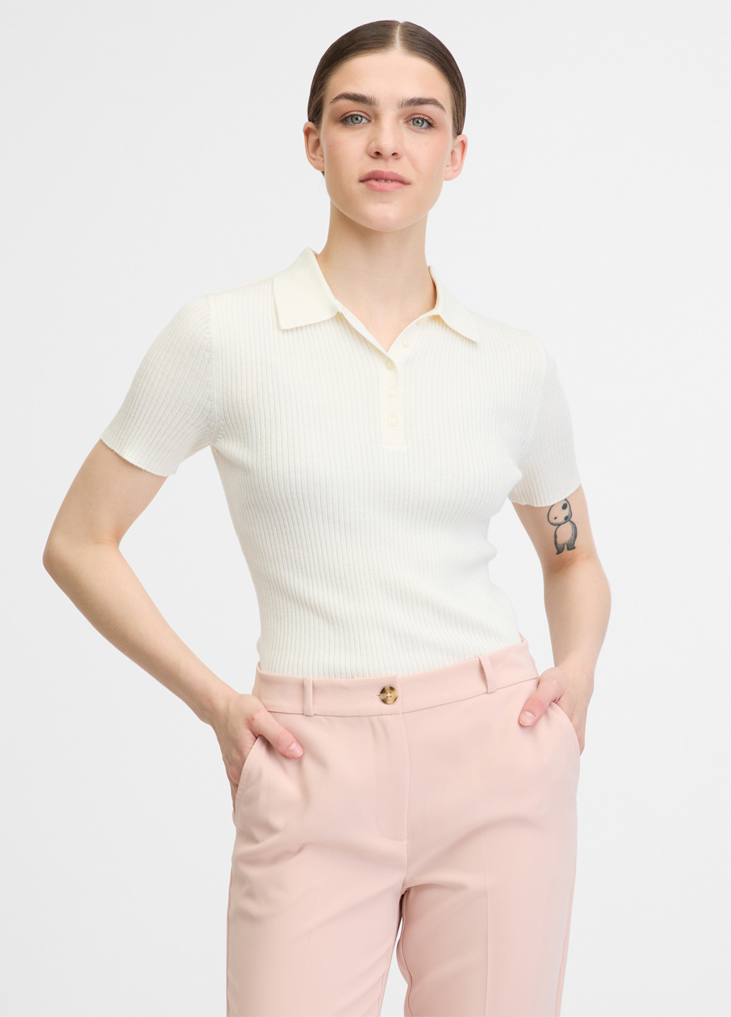 Молочная женская футболка-поло Orsay однотонная