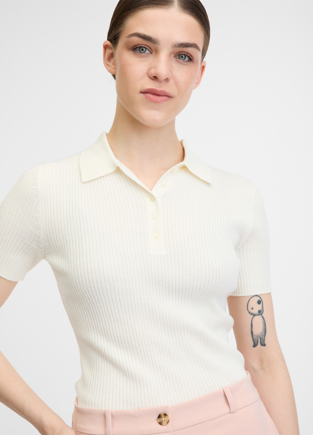 Молочная женская футболка-поло Orsay однотонная