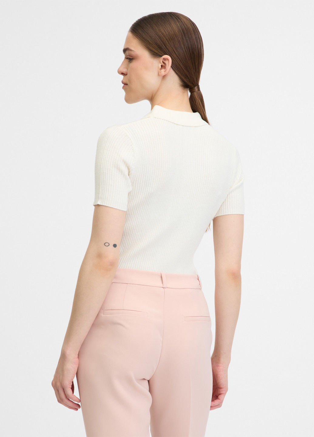 Молочная женская футболка-поло Orsay однотонная