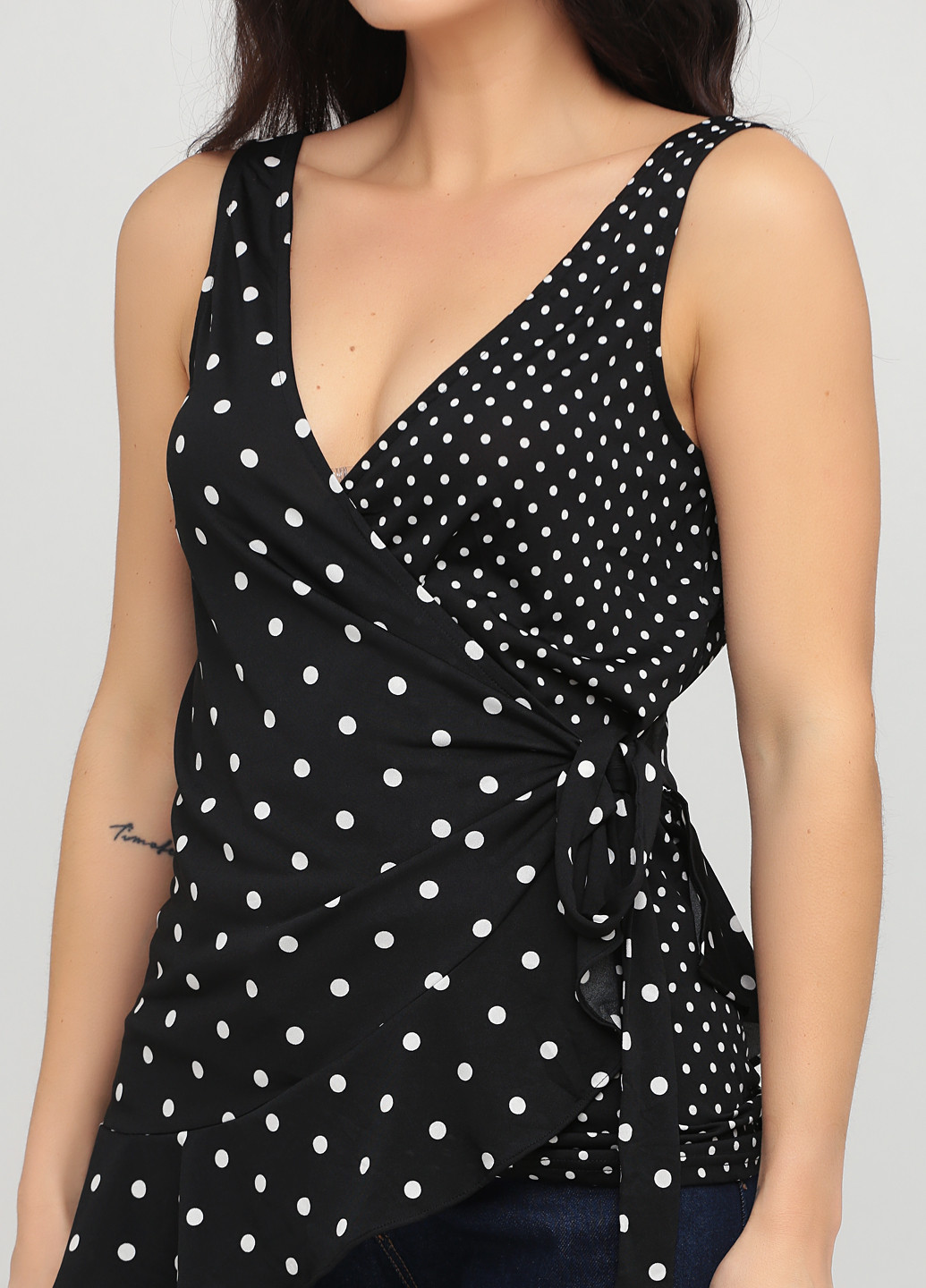 Чёрная летняя блуза на запах Lipsy