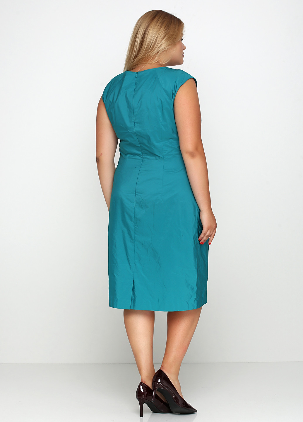 Зеленое деловое платье футляр Vera Mont однотонное