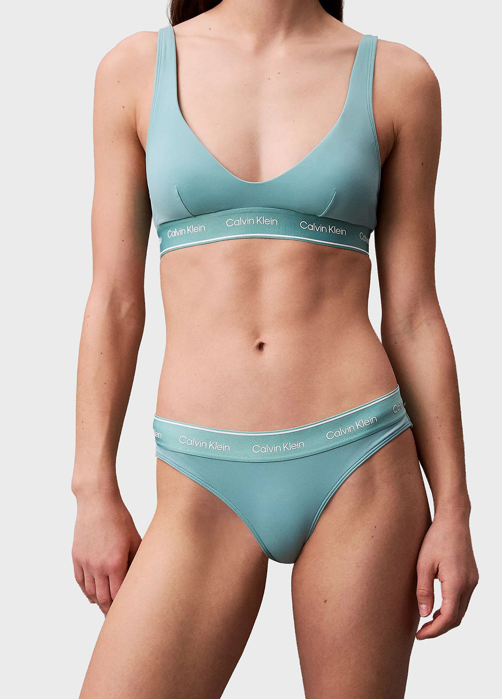 Светло-бирюзовые купальные трусики-плавки с надписью Calvin Klein