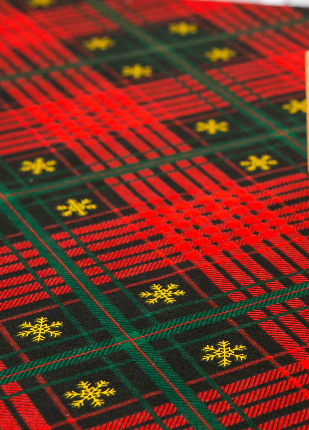 Новогодняя скатерть с тефлоновым покрытием "Рождественская клетка" 1.2м х 1.8м Homedec - (255089230)