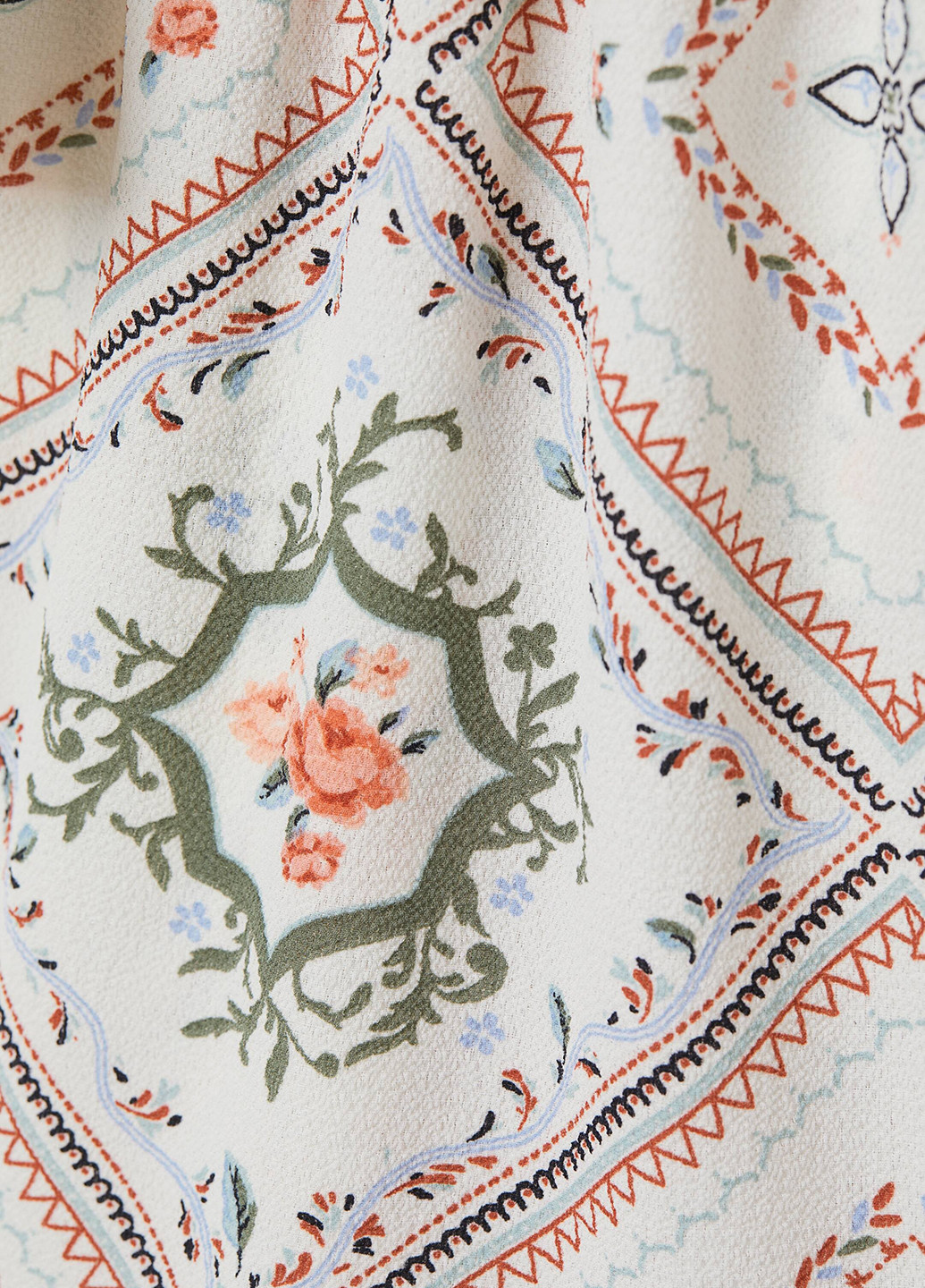 Білий кежуал сукня з відкритими плечима H&M з квітковим принтом