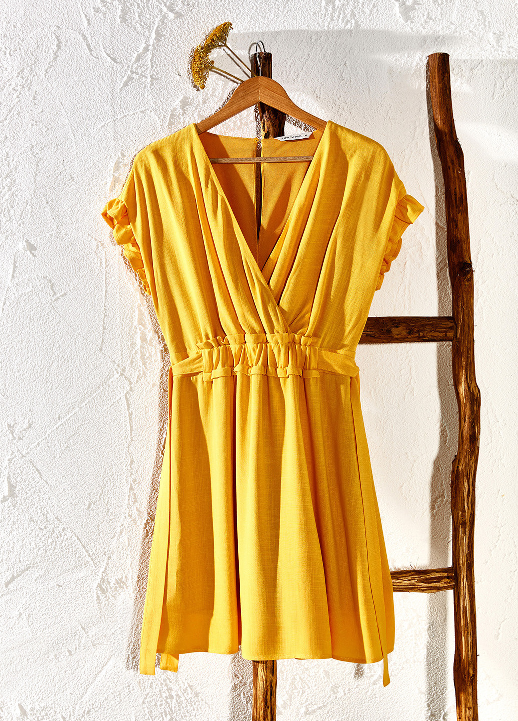 Желтое кэжуал платье на запах LC Waikiki однотонное