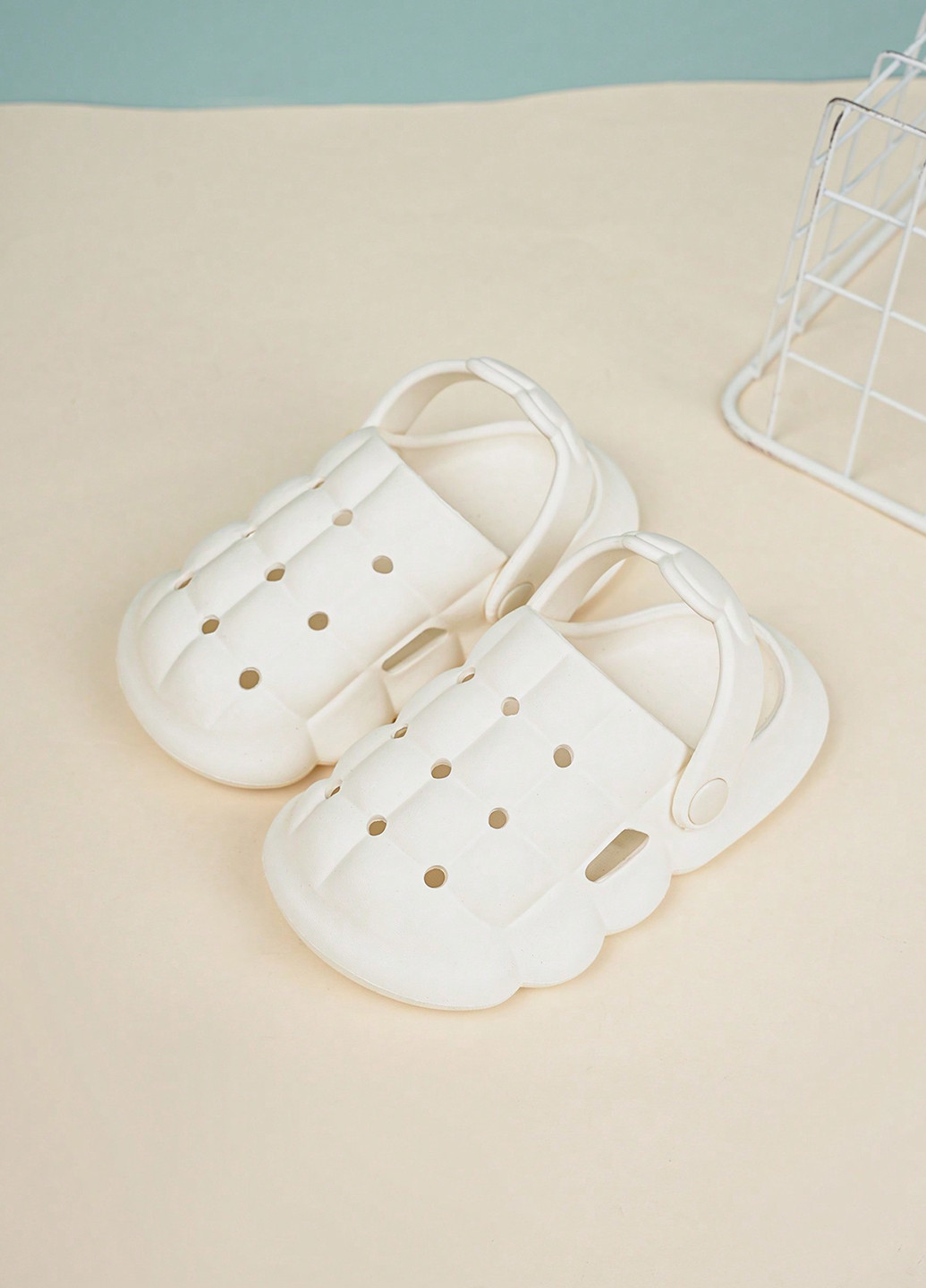 Белые сабо SHEIN с перфорацией, с белой подошвой