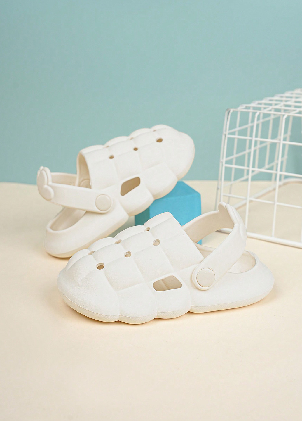 Белые сабо SHEIN с перфорацией, с белой подошвой