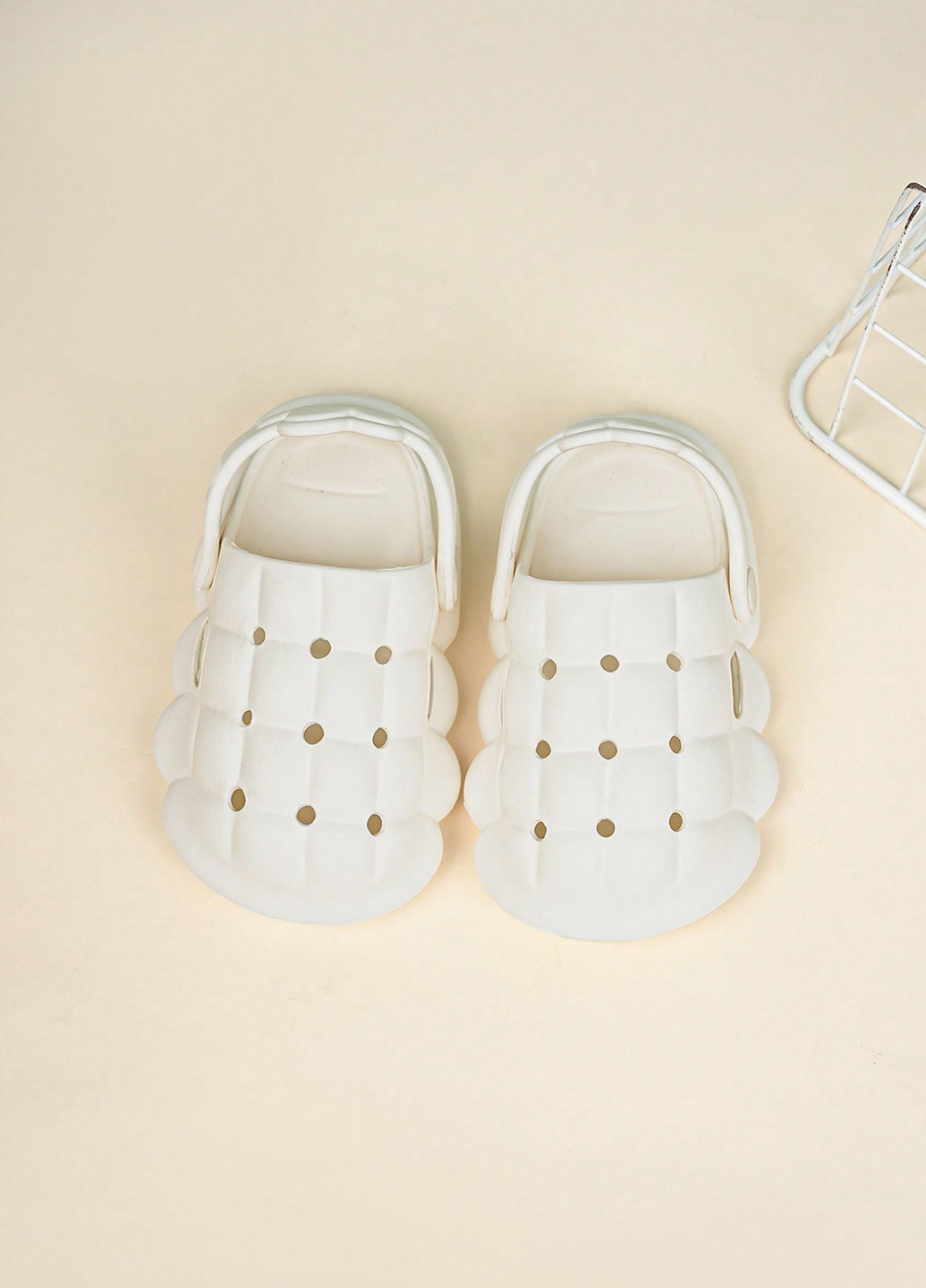 Белые сабо SHEIN с перфорацией, с белой подошвой