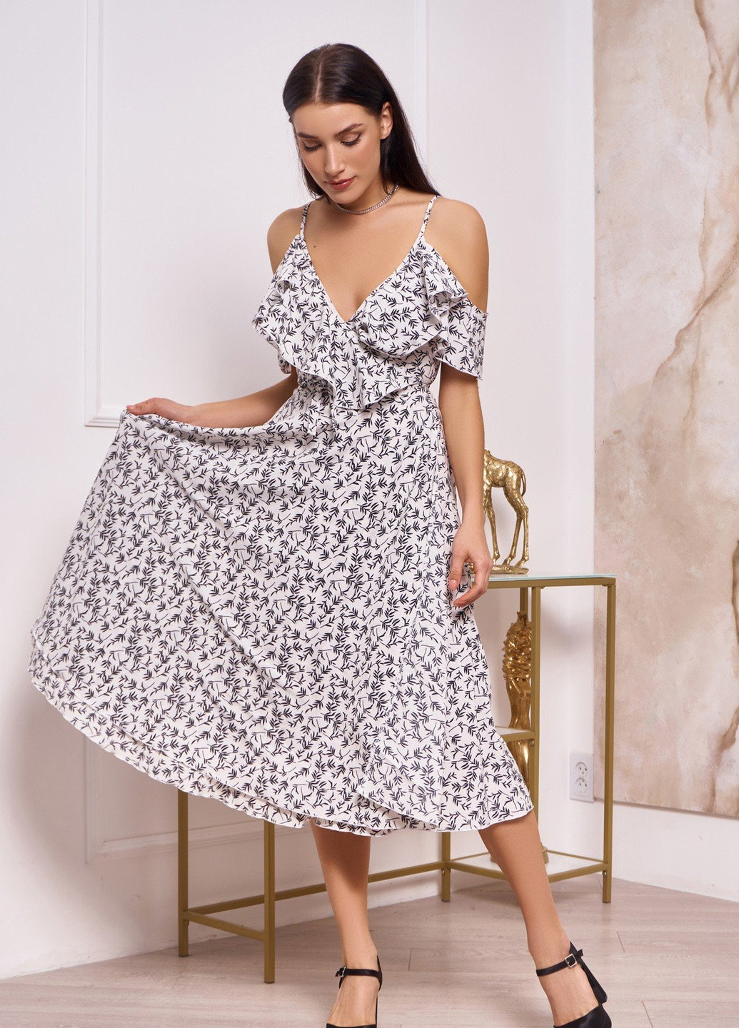 Білий повсякденний сукня на запах ISSA PLUS з квітковим принтом