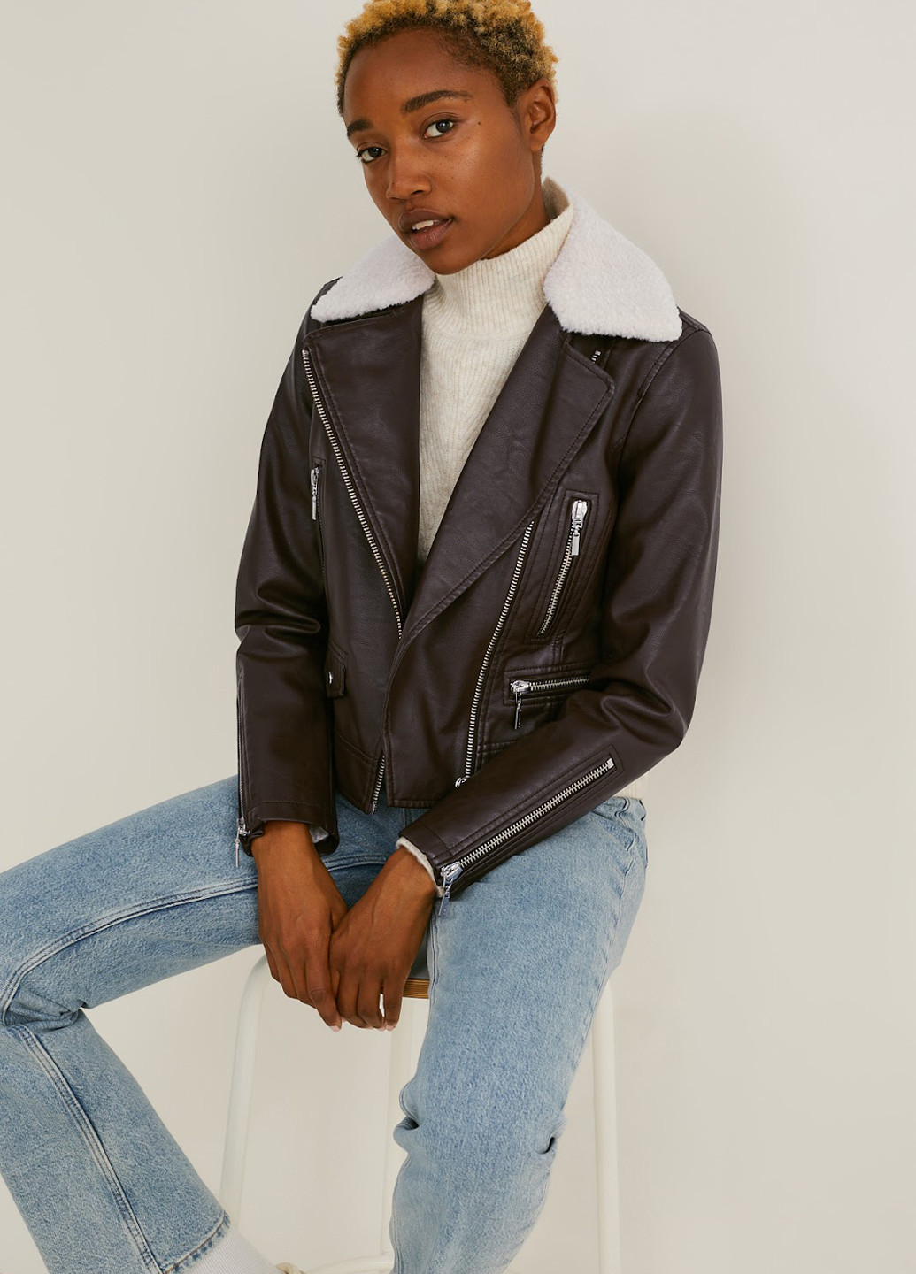 Темно-коричневая демисезонная куртка косуха C&A