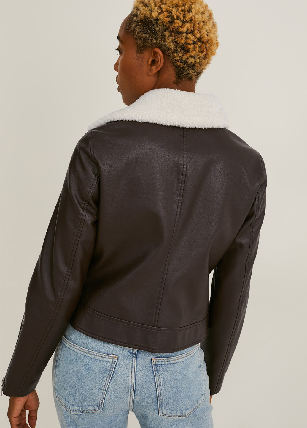 Темно-коричневая демисезонная куртка косуха C&A