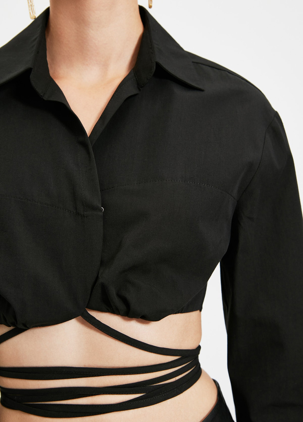 Чорна демісезонна блуза на запах Trendyol