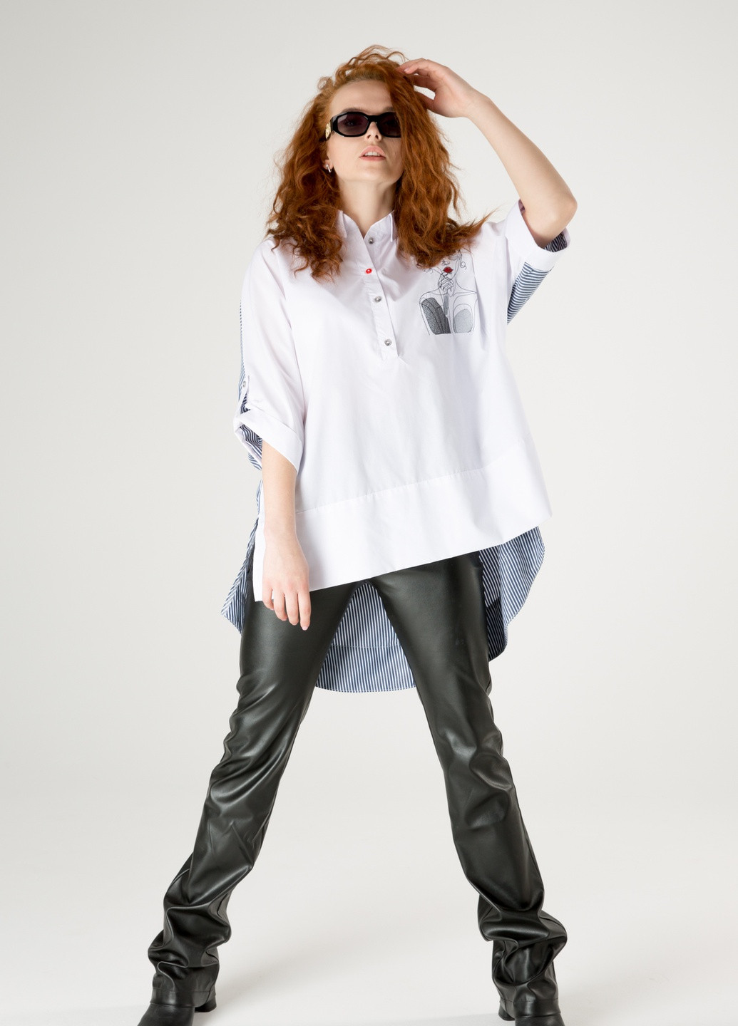 Белая демисезонная дизайнерская туника с вышивкой по груди: "девушка в думах" INNOE Блуза-туника