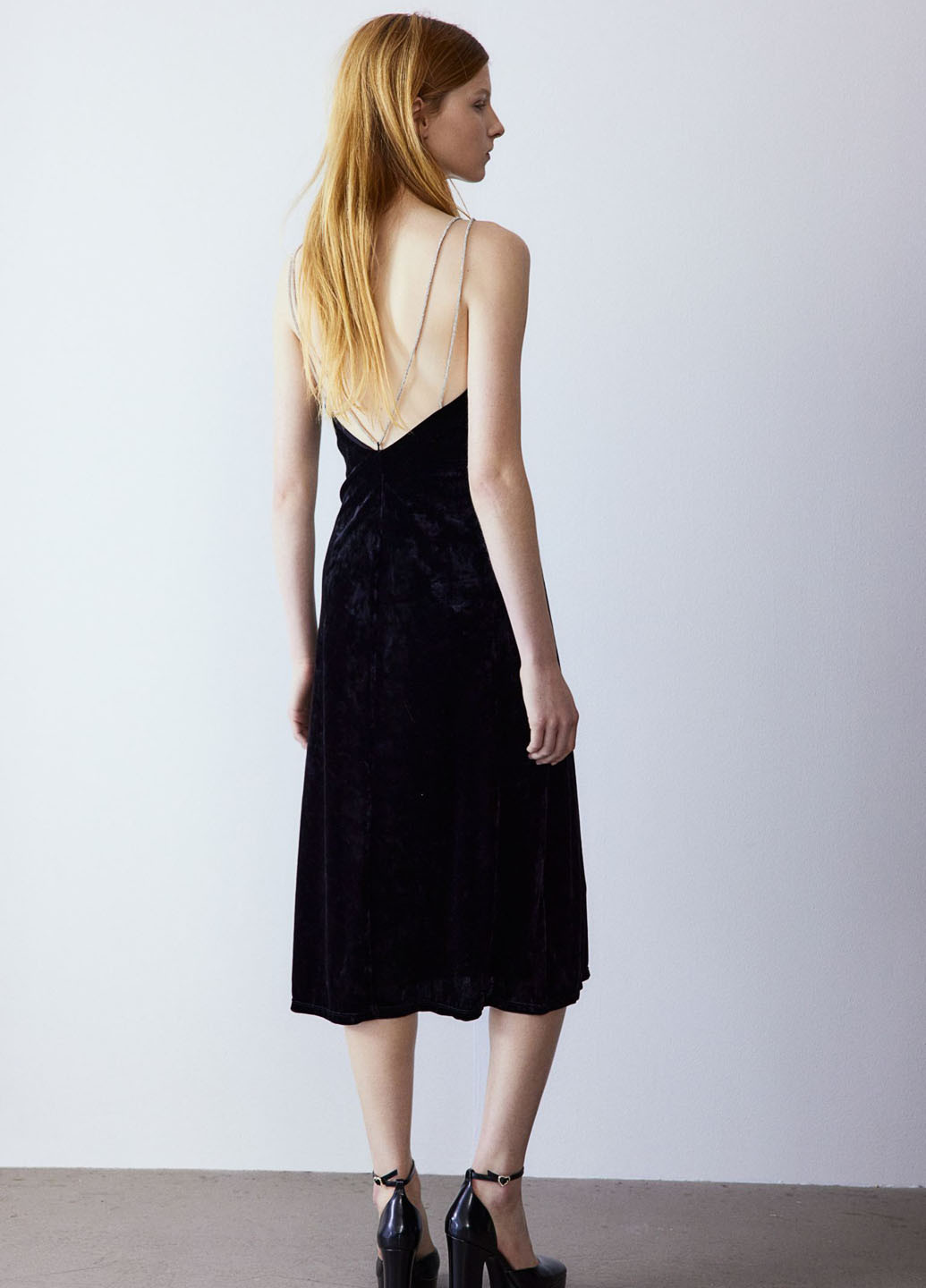 Чорна вечірня сукня з відкритою спиною H&M однотонна