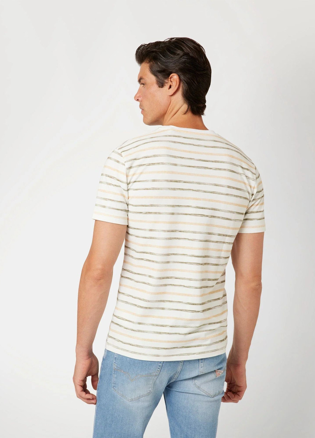 Молочная футболка Guess