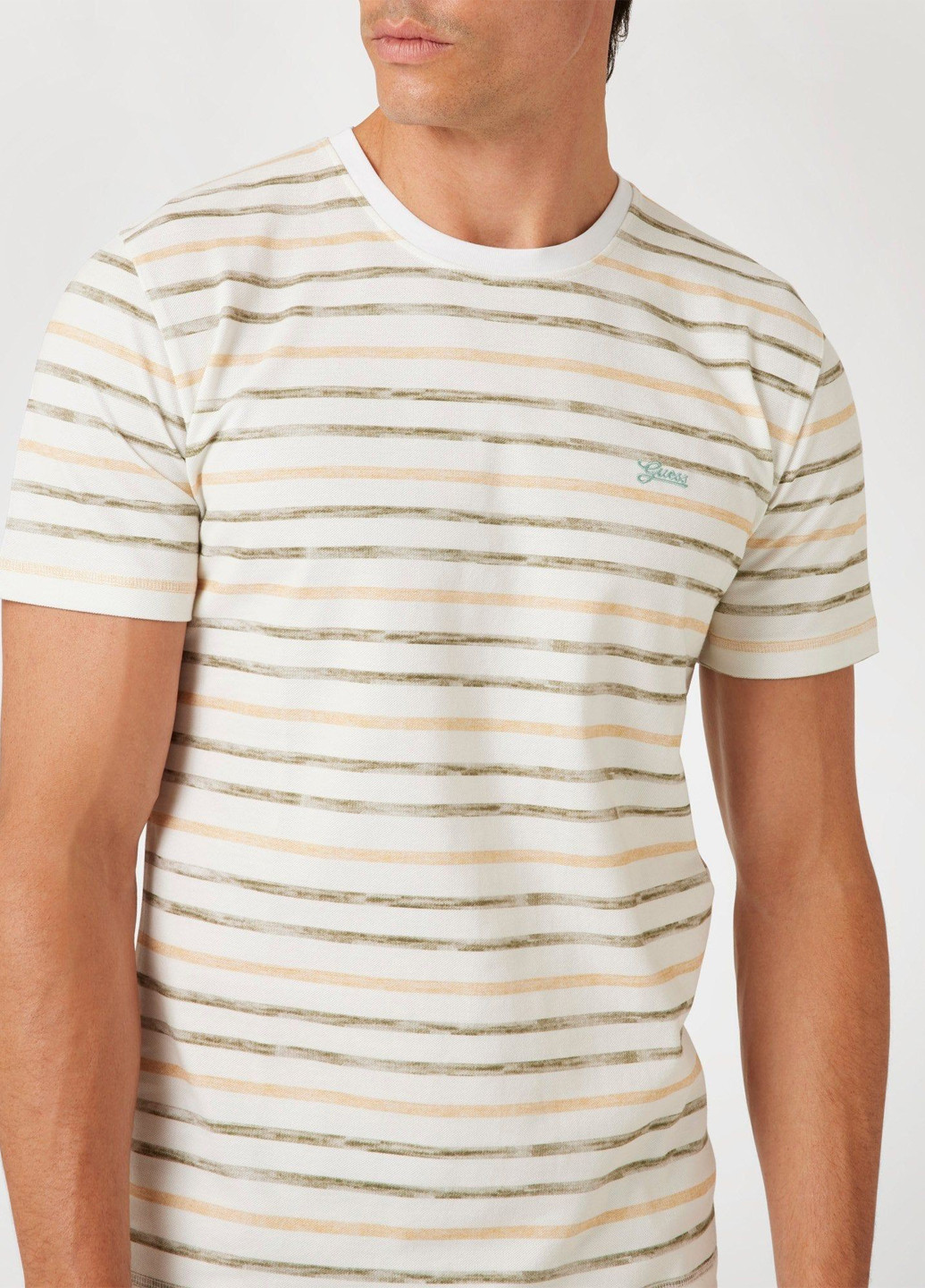 Молочная футболка Guess