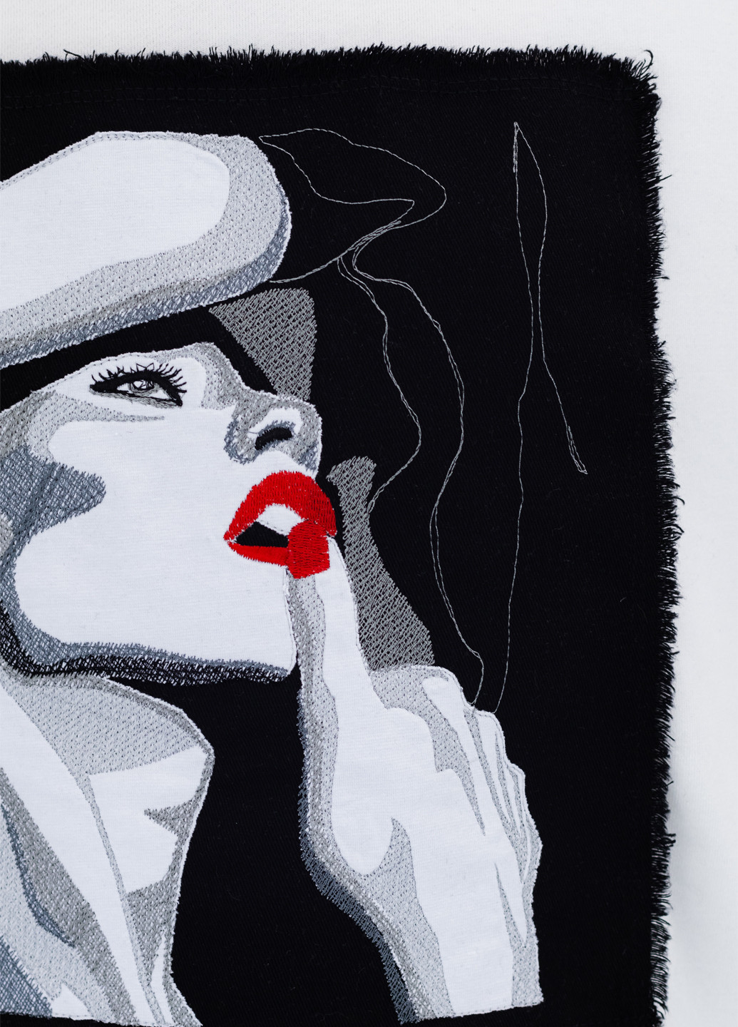 Білий світшот Nora Kvittin однотонний нашивки, вишивка (301079833)