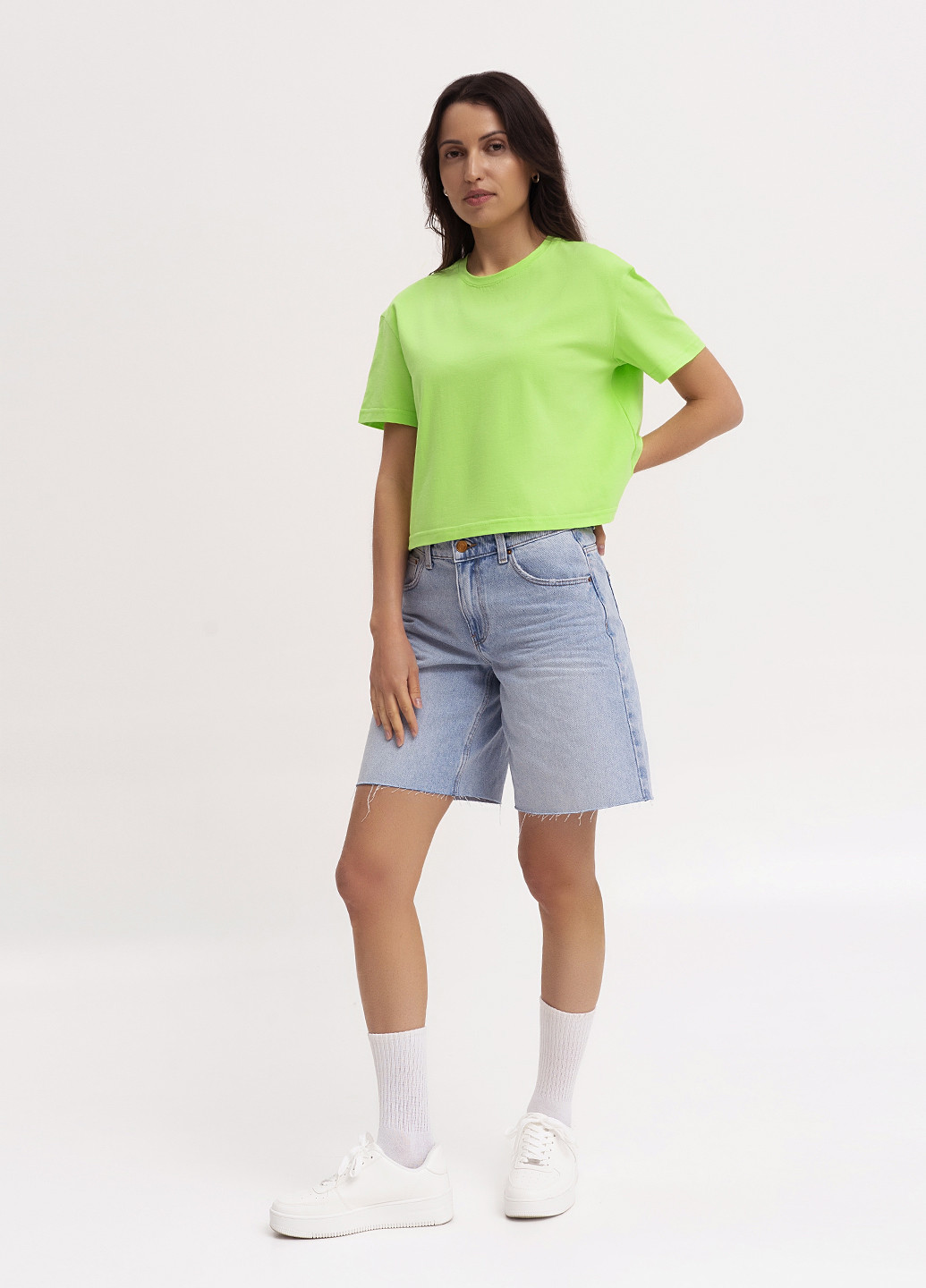 Салатовая летняя футболка женская укороченная KASTA design