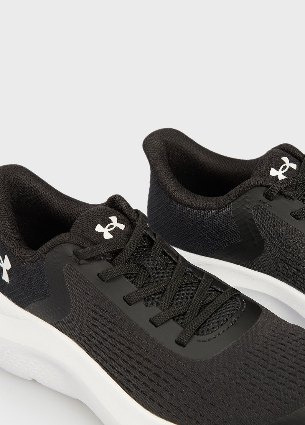 Черные демисезонные кроссовки Under Armour