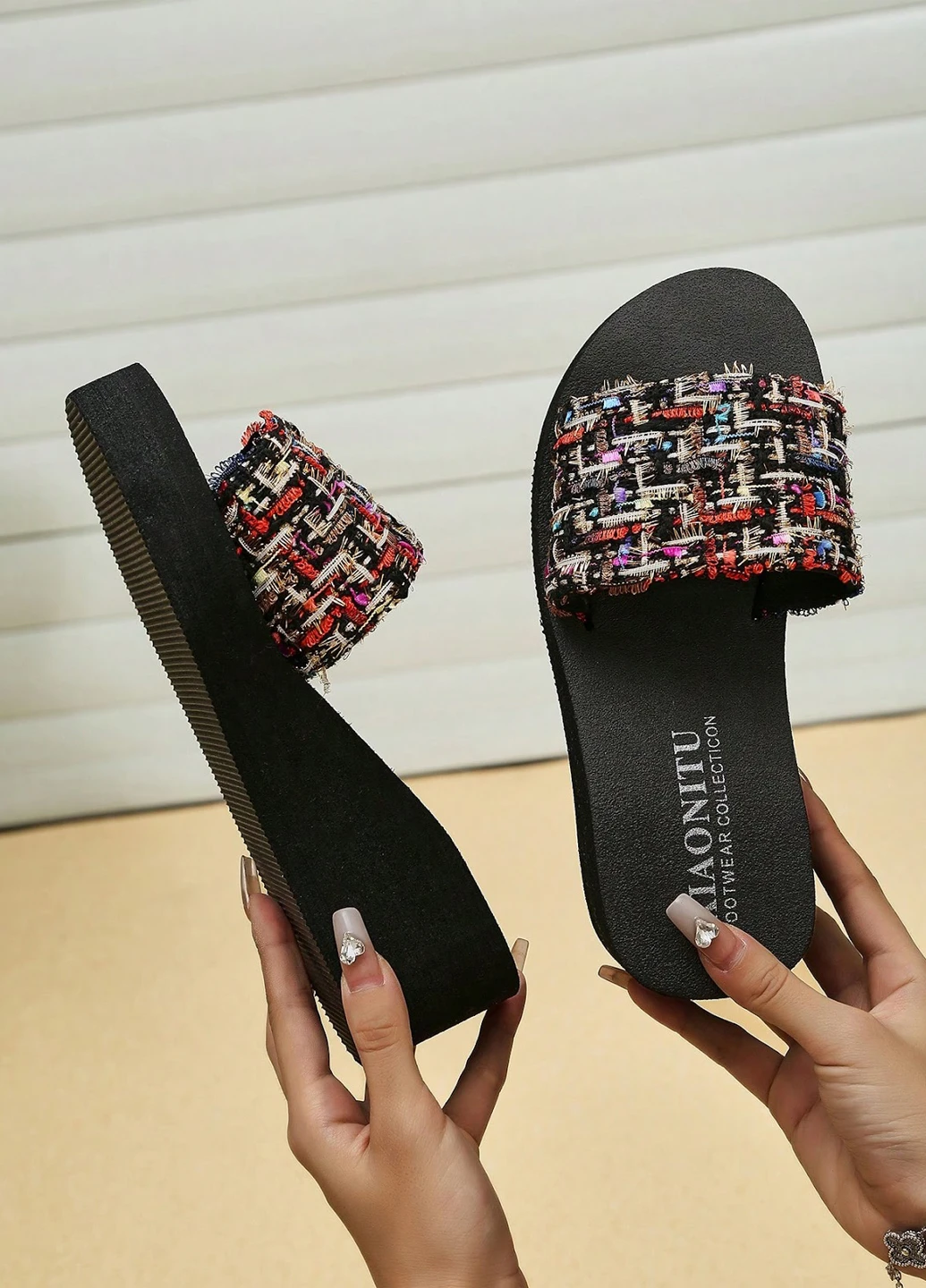 Черные шлепанцы SHEIN