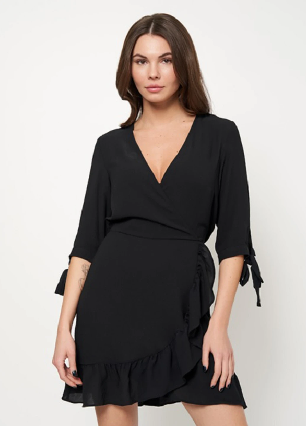 Черное кэжуал платье на запах H&M однотонное
