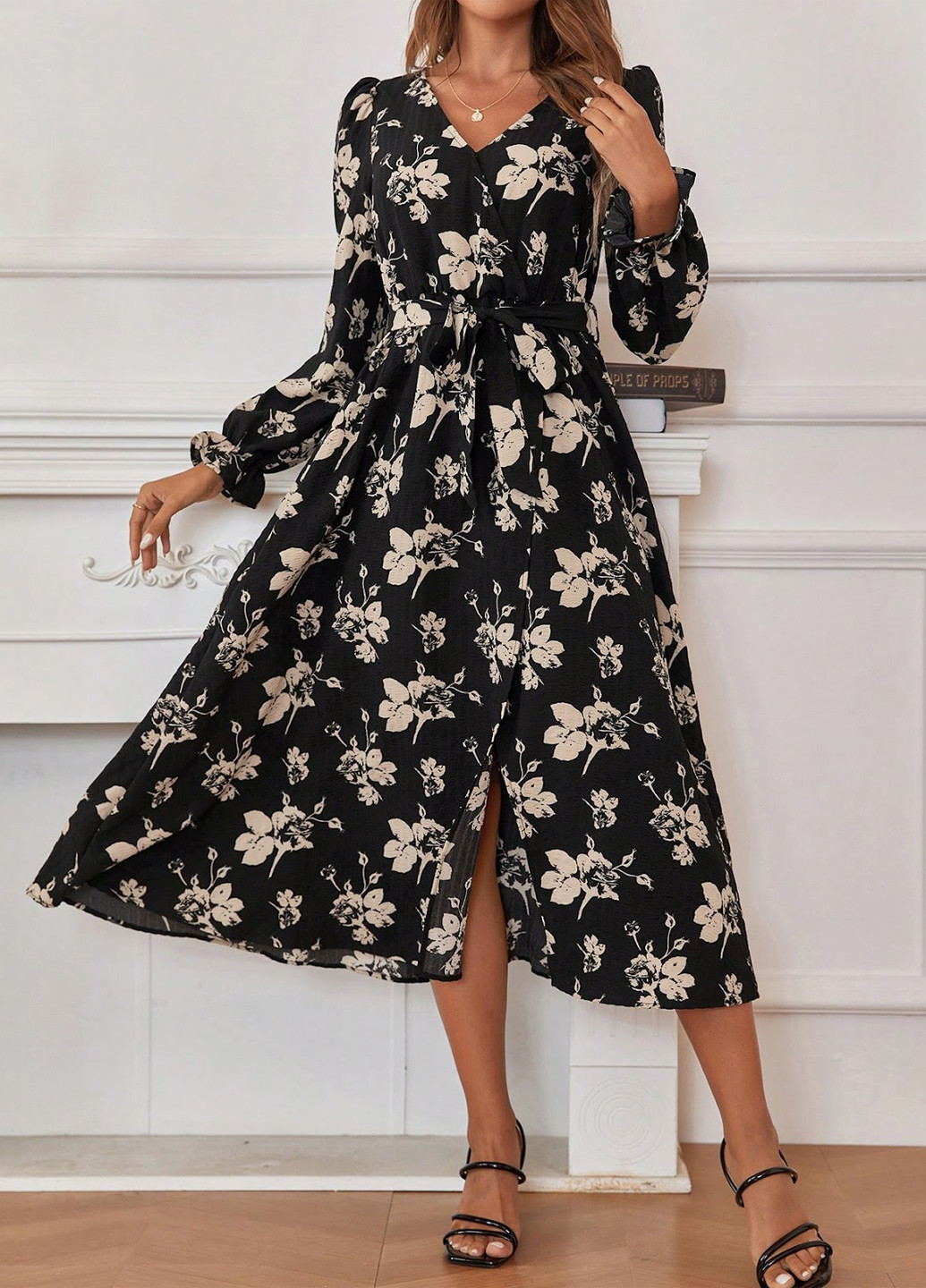 Черное кэжуал платье на запах SHEIN с цветочным принтом